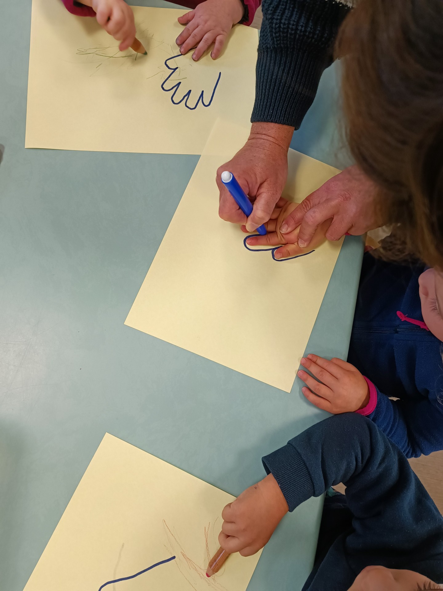 dessins du contour des mains