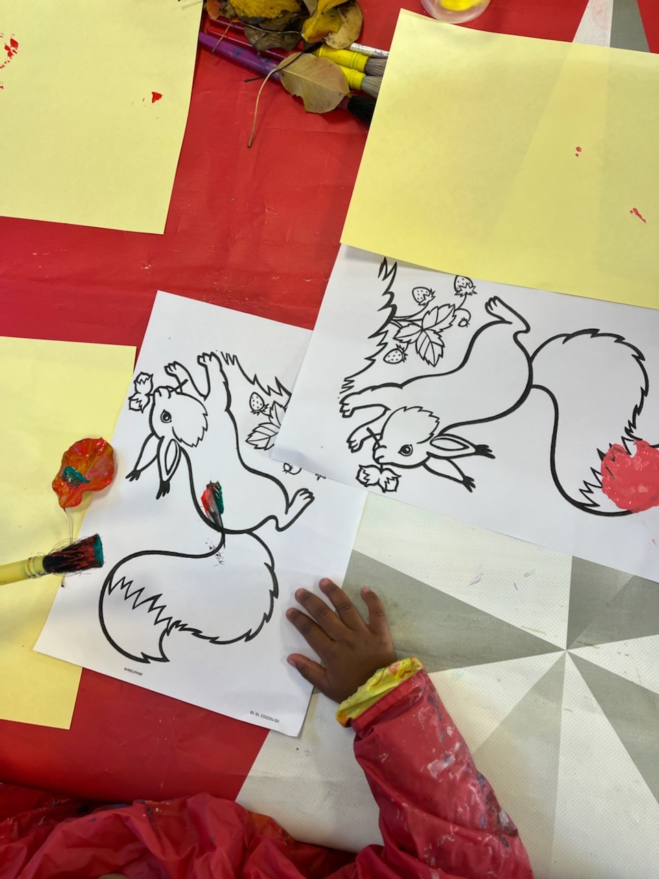 activite automnale avec de la peinture et des feuilles d arbre