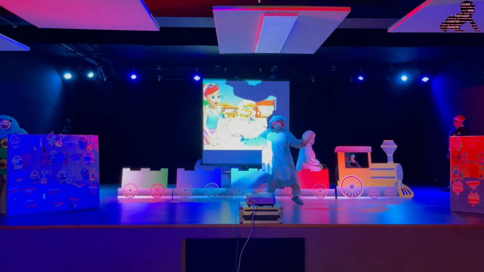 Souricette est là et chante