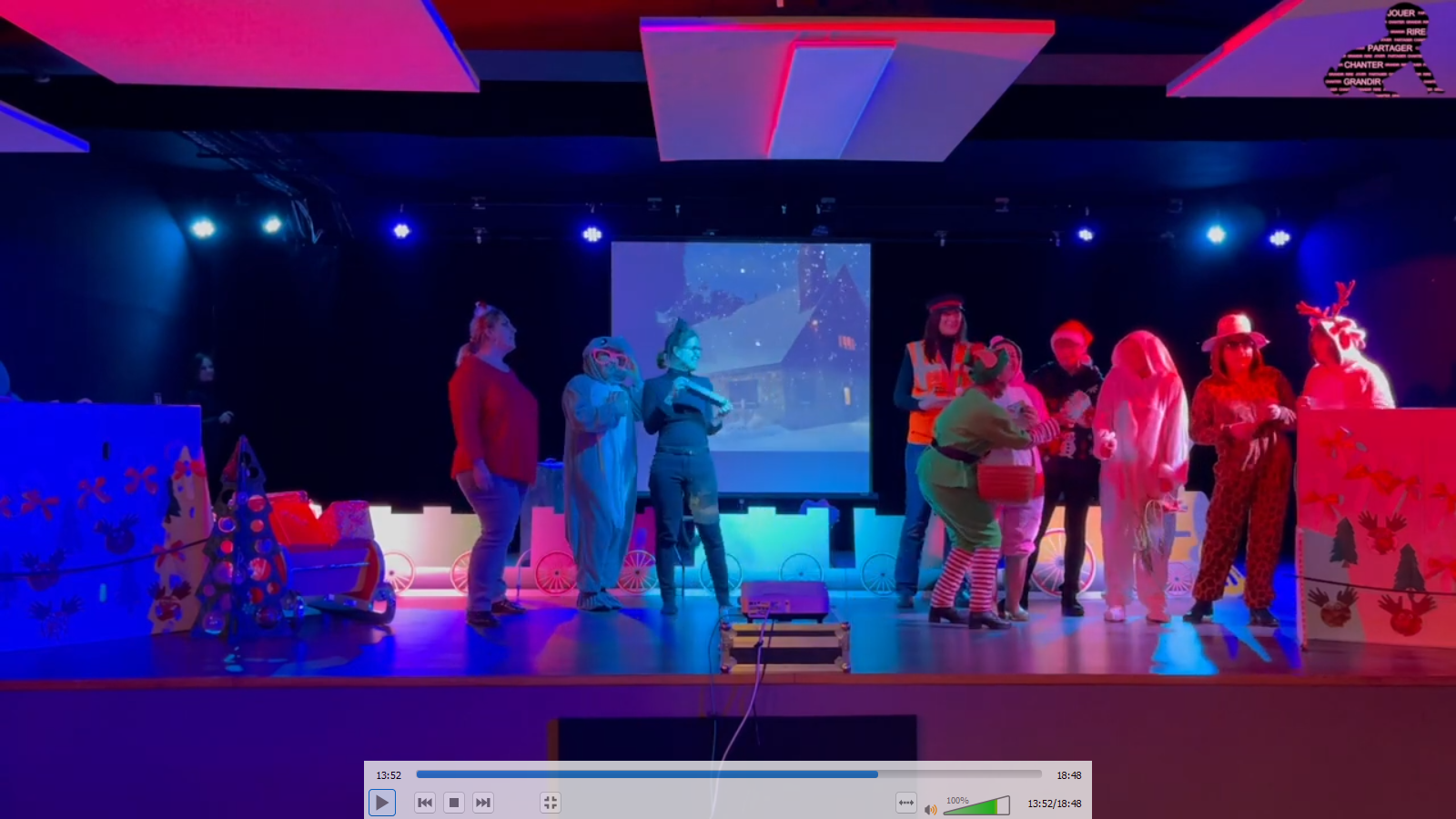 Le lutin distribue des cadeaux