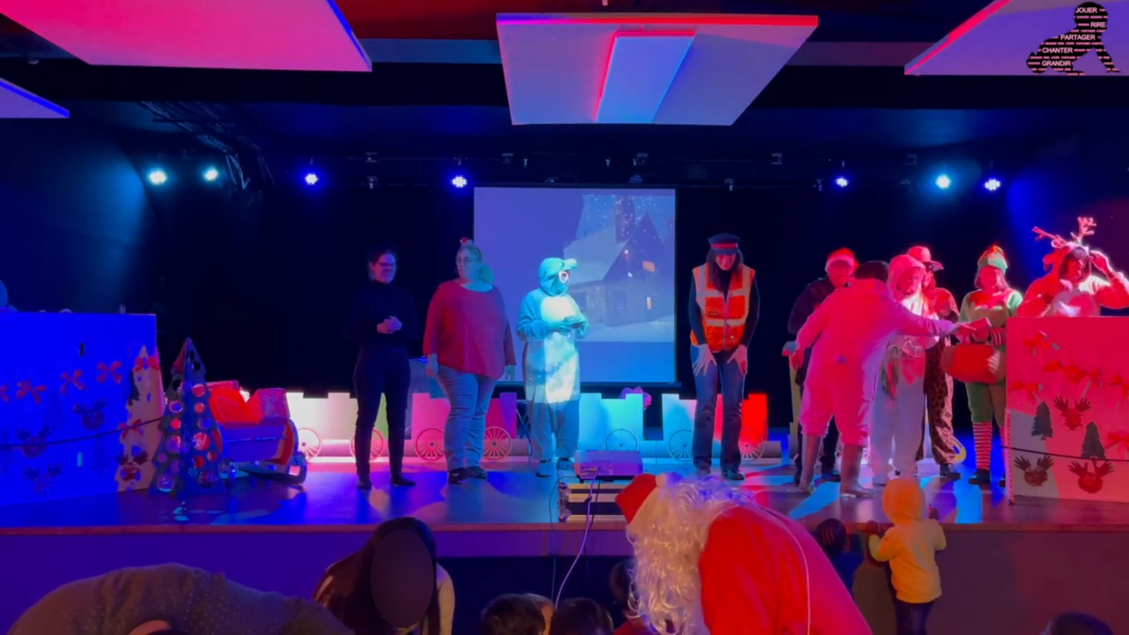 Le Père Noël distribue des chocolats aux enfants